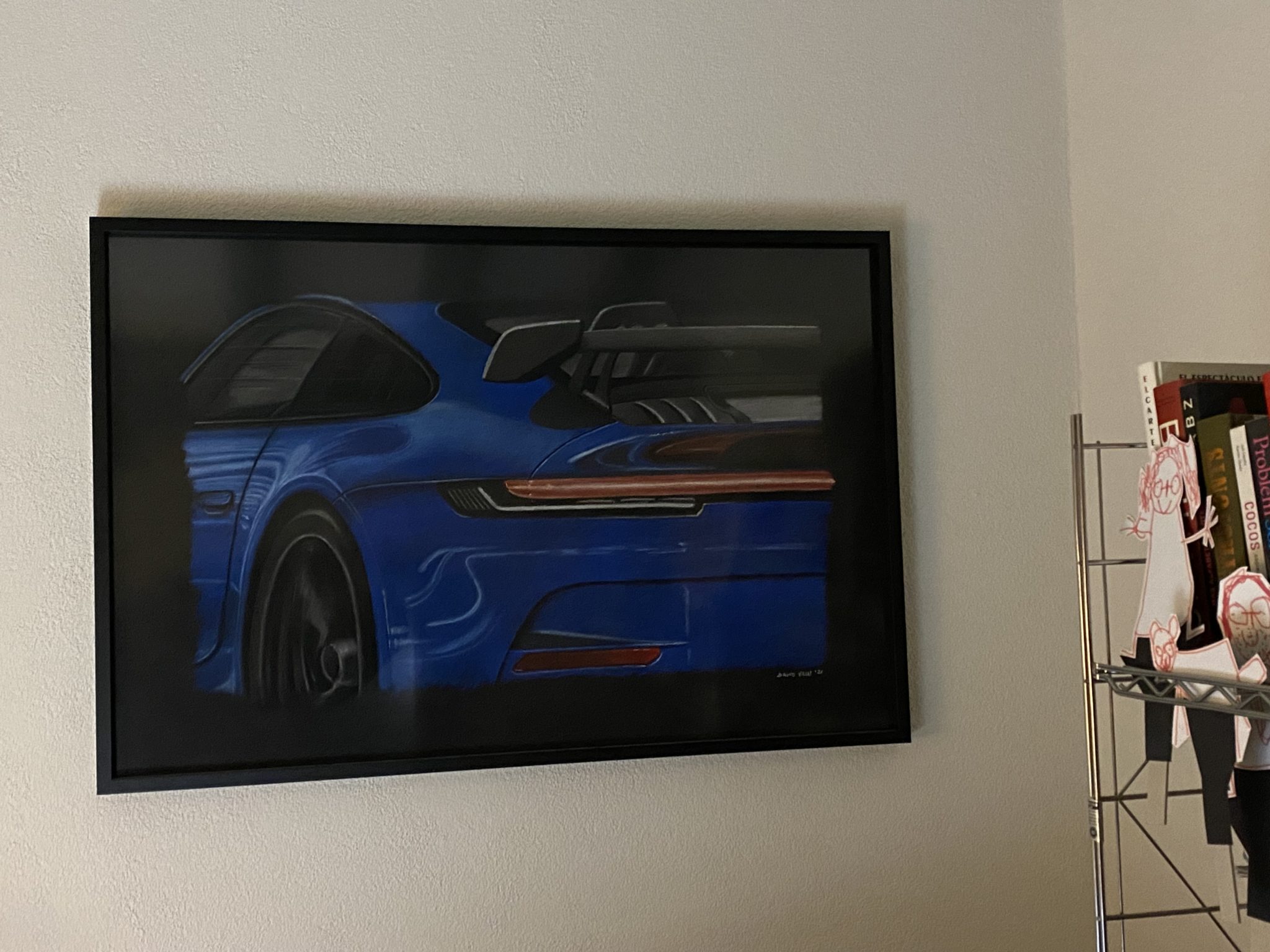 Cuadro del Porsche GT3 colgado en una pared