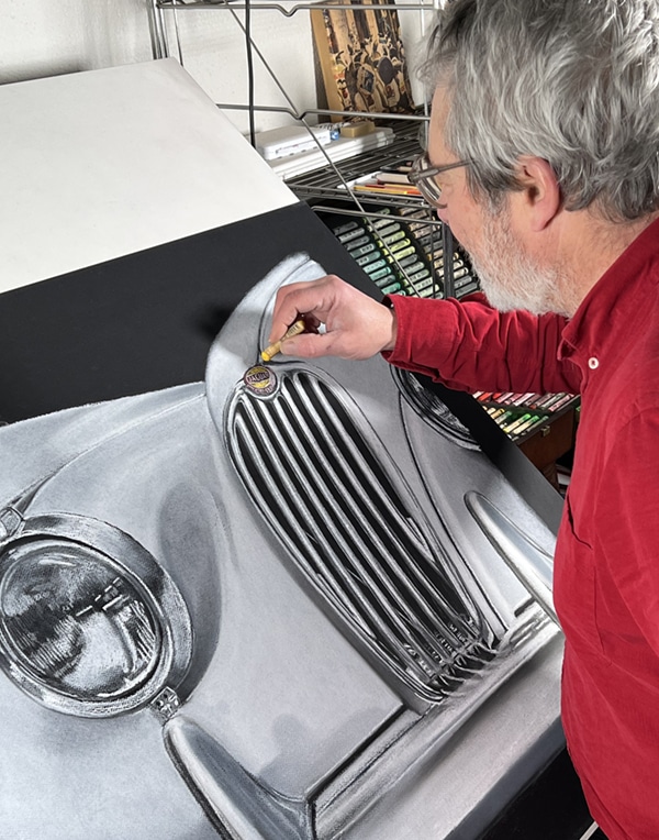 David Valls pintando un cuadro del Jaguar XK 140