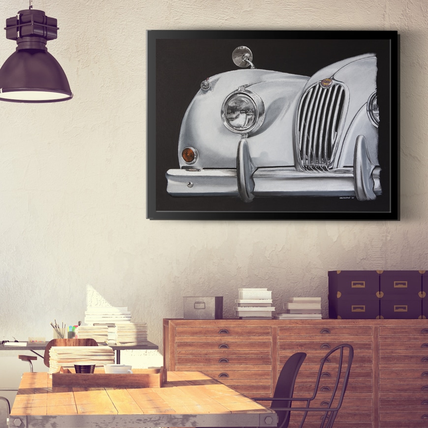 Escena de una oficina con un cuadro de un Jaguar XK 140 en la pared