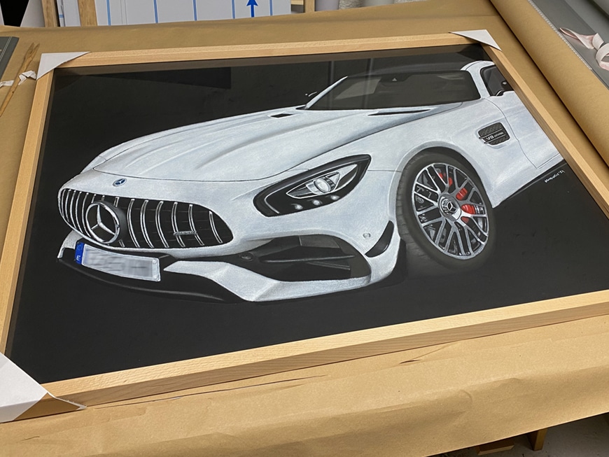 El cuadro del Mercedes AMG 50 edition enmarcado, listo para la entrega